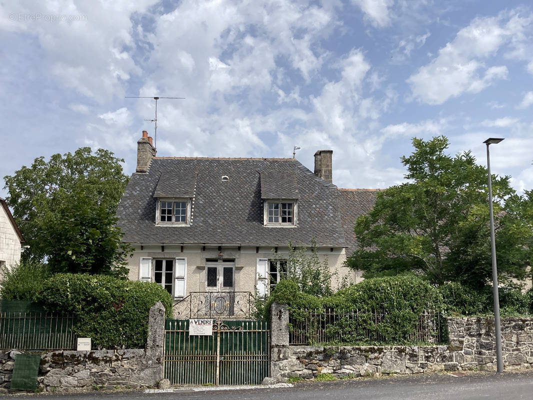 Maison à SAINTE-GENEVIEVE-SUR-ARGENCE