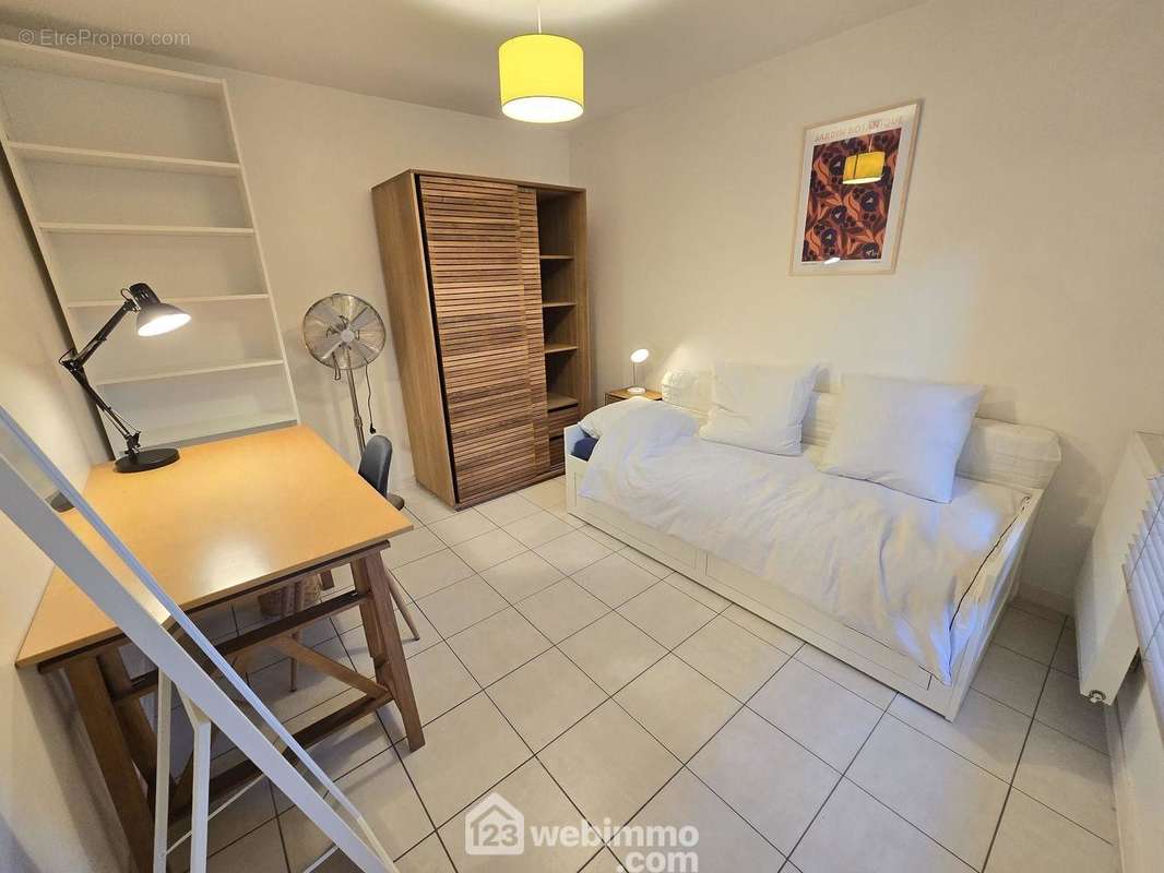 Une première chambre spacieuse - Maison à BORDEAUX