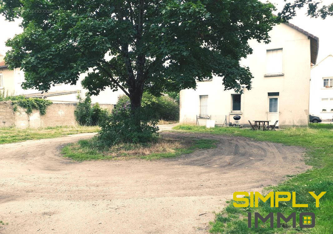 Cour commune - Appartement à CHATELLERAULT