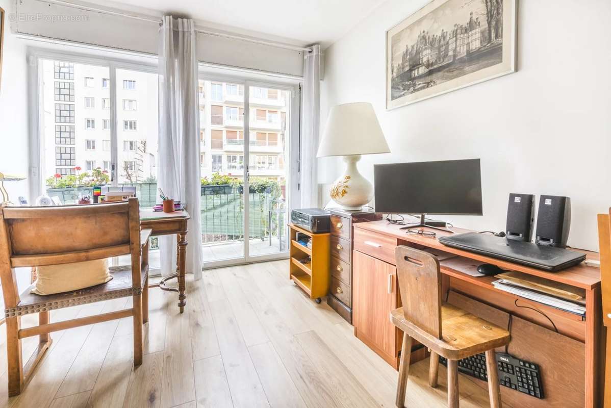 Appartement à PARIS-16E