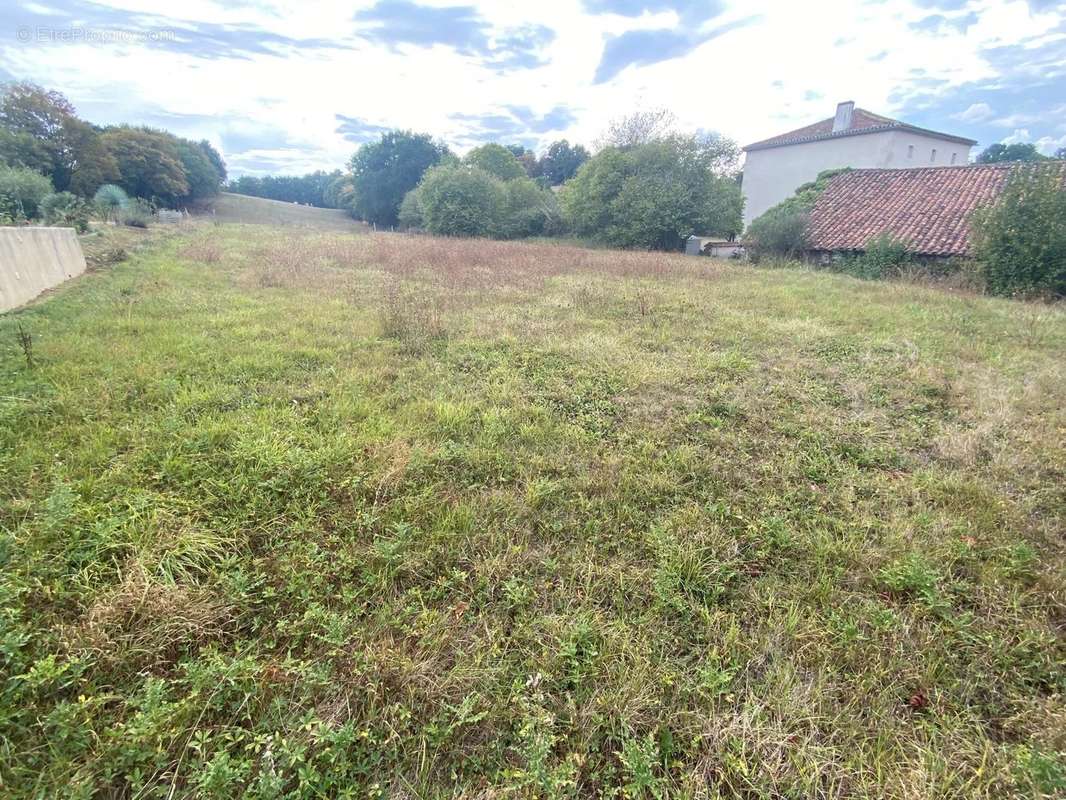 Terrain à NANTEUIL-EN-VALLEE