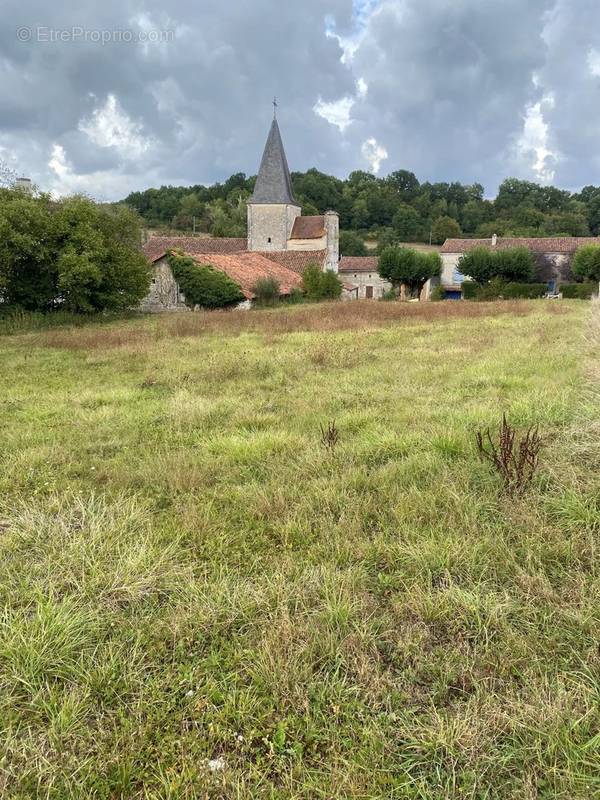 Terrain à NANTEUIL-EN-VALLEE