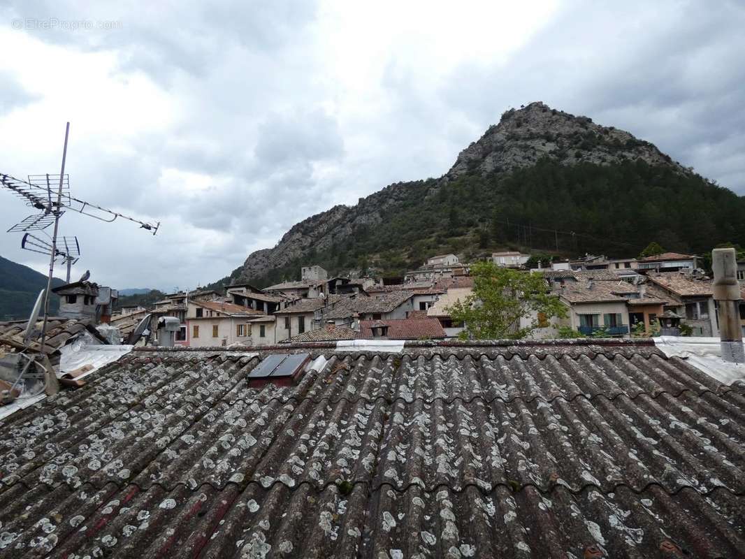 Appartement à PUGET-THENIERS