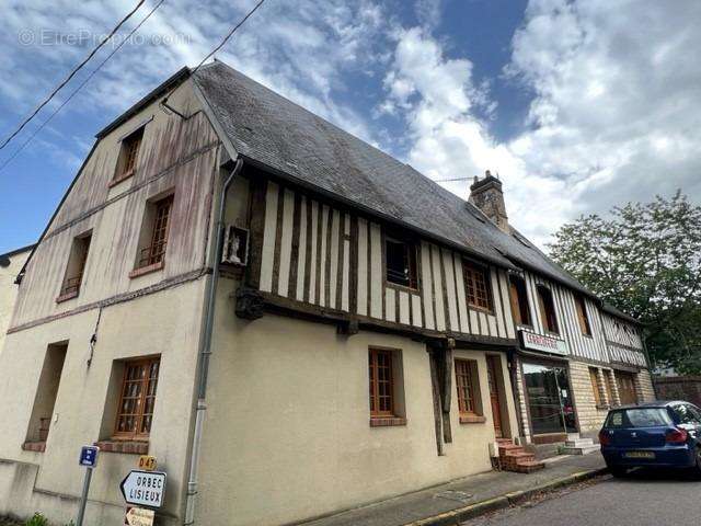 Maison à SAINT-MARTIN-DE-BIENFAITE-LA-CRESSONNIERE