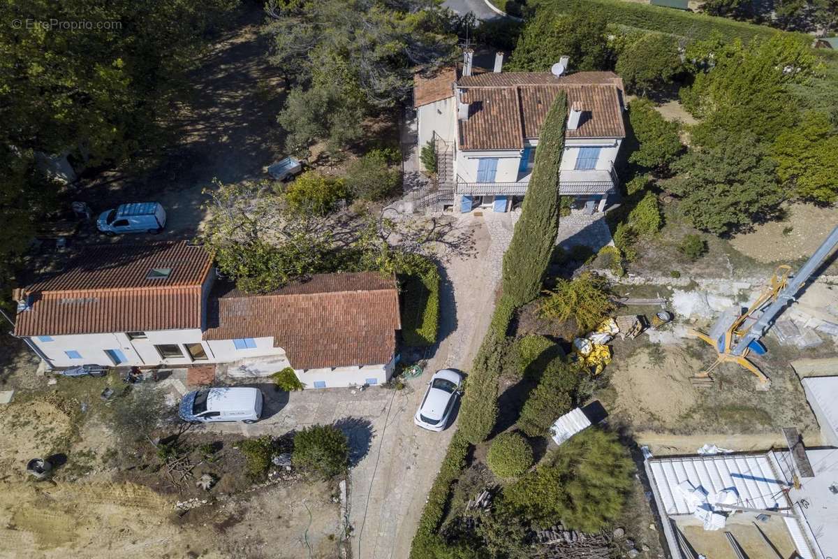 Maison à CHATEAUNEUF-GRASSE