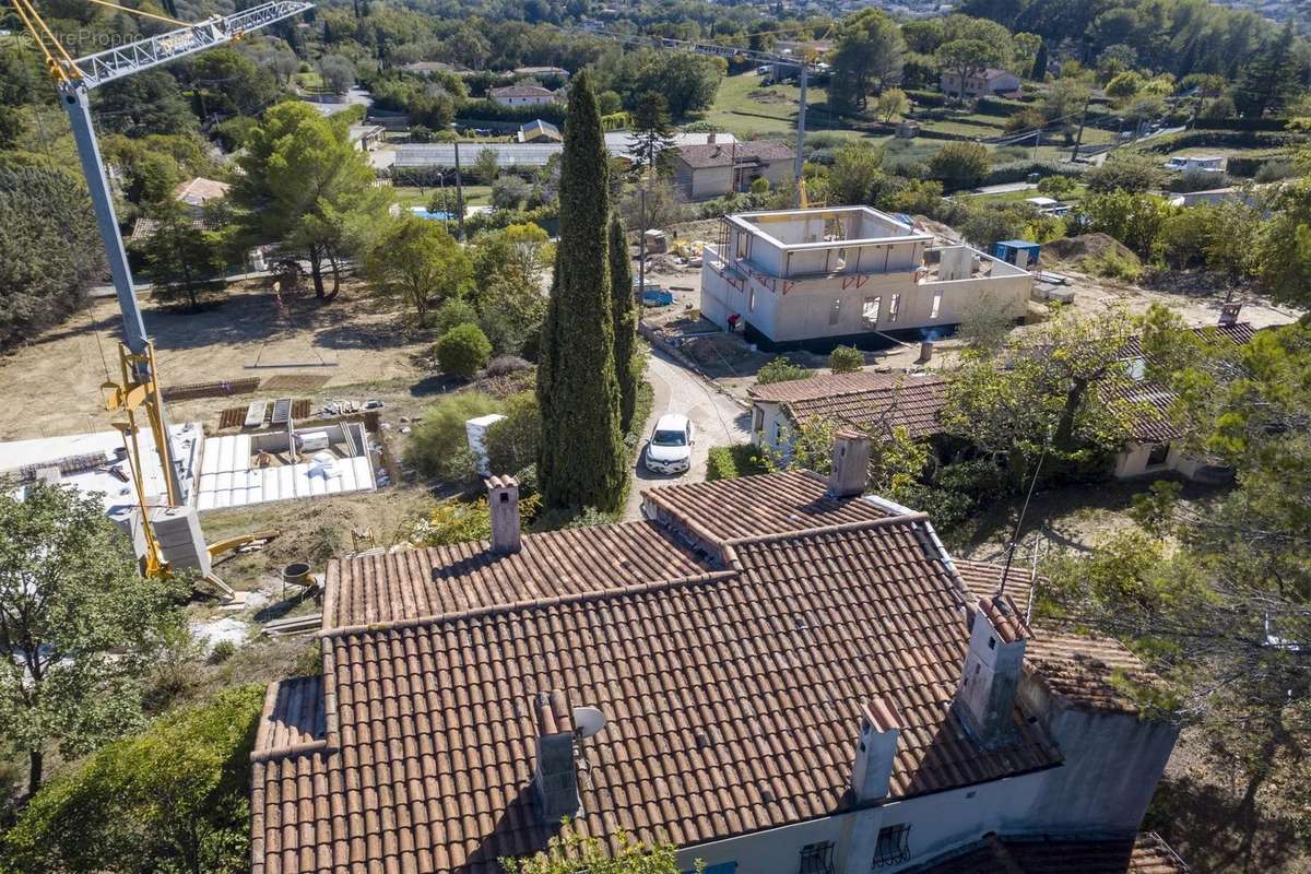 Maison à CHATEAUNEUF-GRASSE