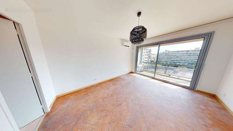   - Appartement à MARSEILLE-8E