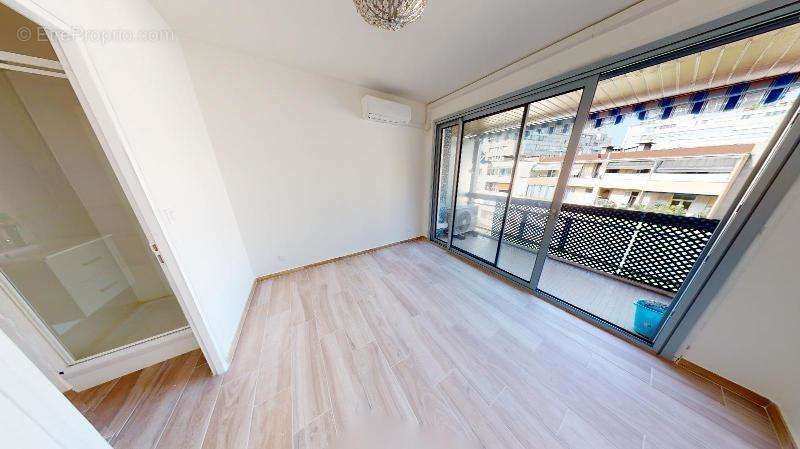   - Appartement à MARSEILLE-8E