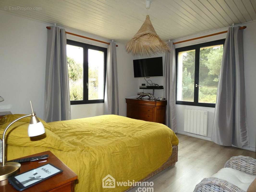 Une grande chambre de 15m² - Maison à LONGEVILLE-SUR-MER