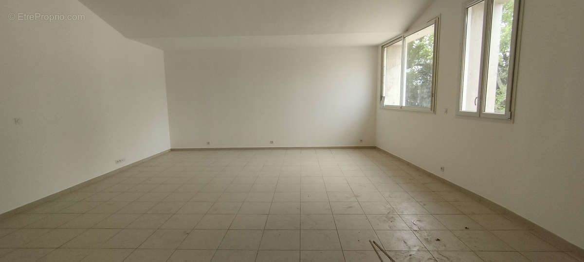 Appartement à JONQUIERES-SAINT-VINCENT