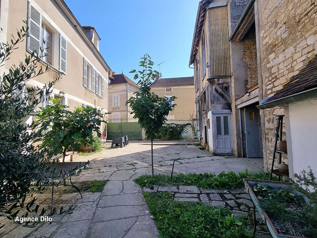 Maison à SAINT-MARTIN-SUR-ARMANCON