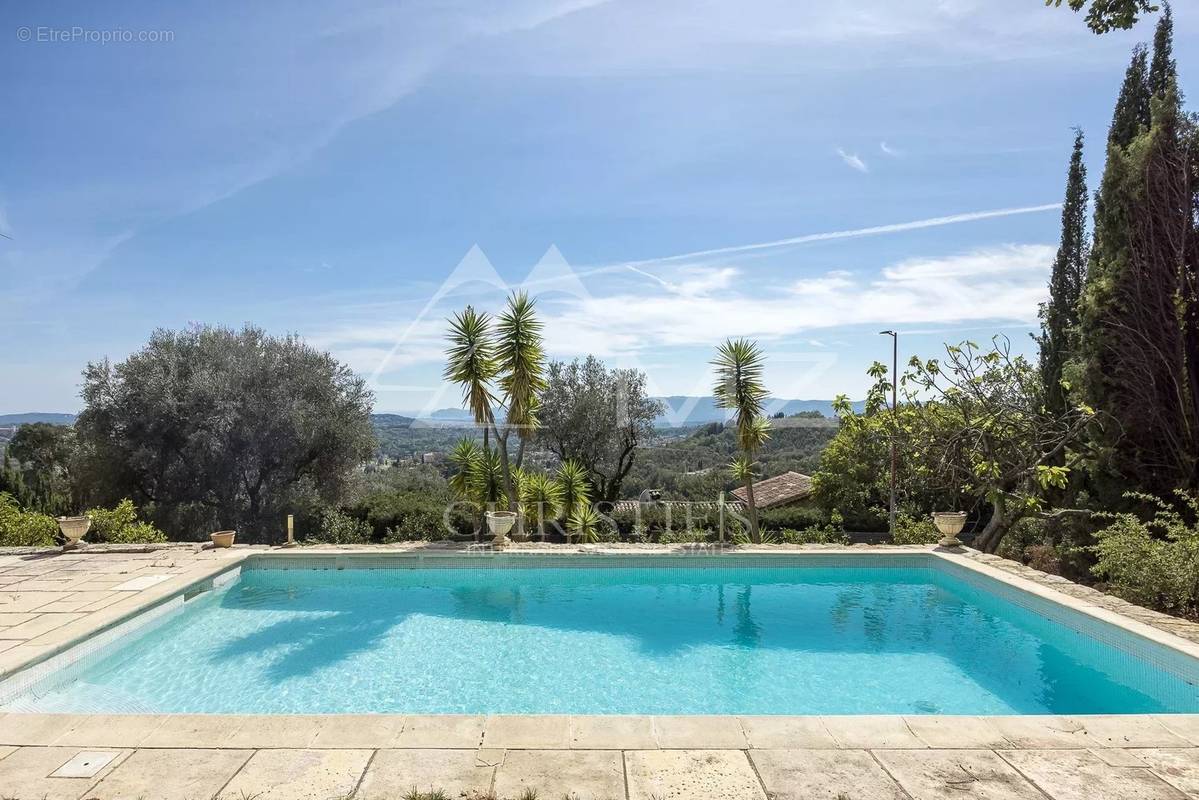 Maison à CHATEAUNEUF-GRASSE