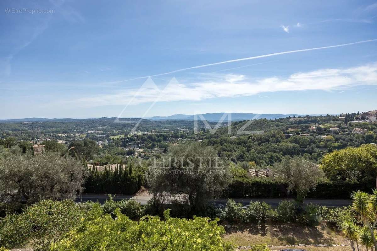 Maison à CHATEAUNEUF-GRASSE