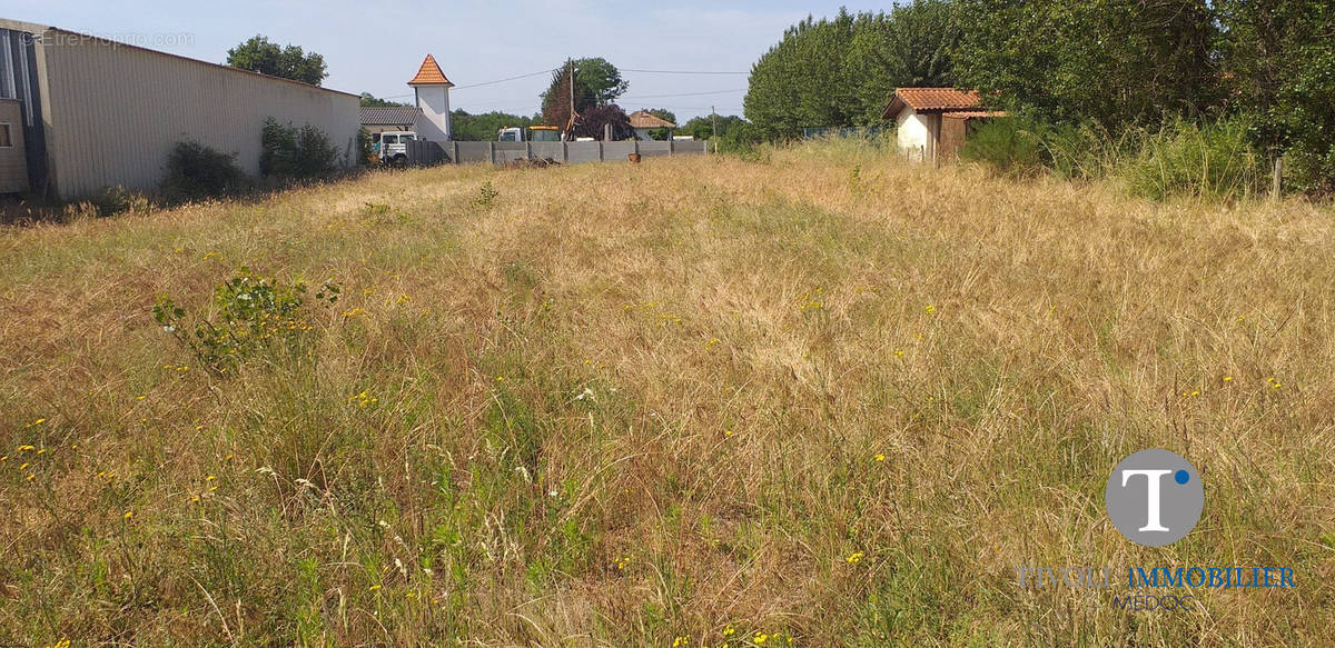 Terrain à JAU-DIGNAC-ET-LOIRAC