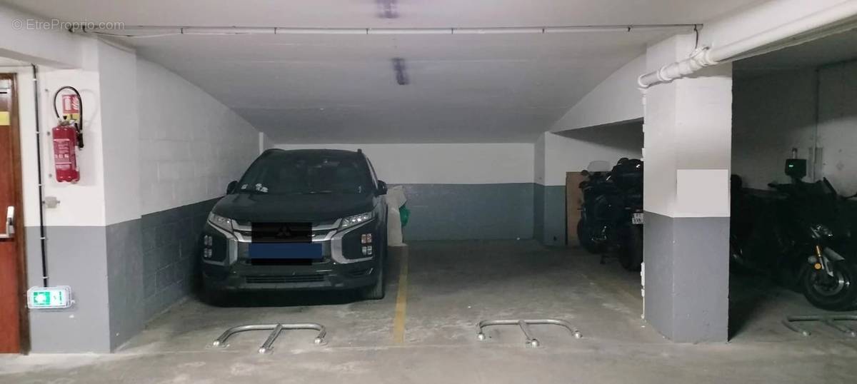 Parking à PARIS-8E