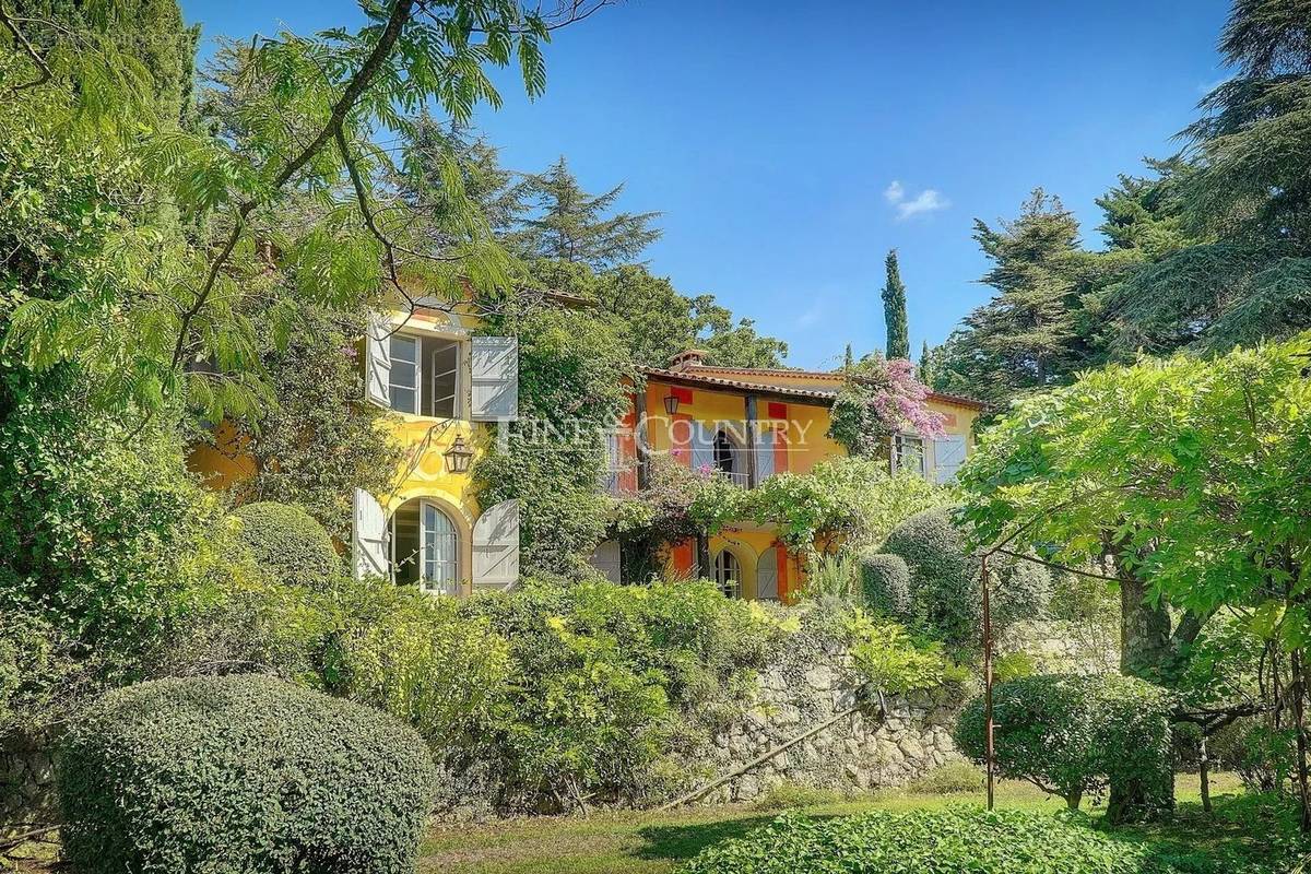 Maison à CHATEAUNEUF-GRASSE