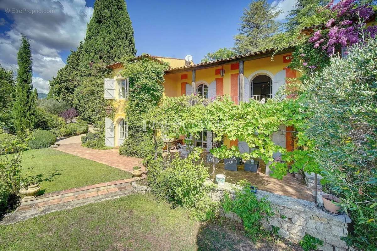 Maison à CHATEAUNEUF-GRASSE