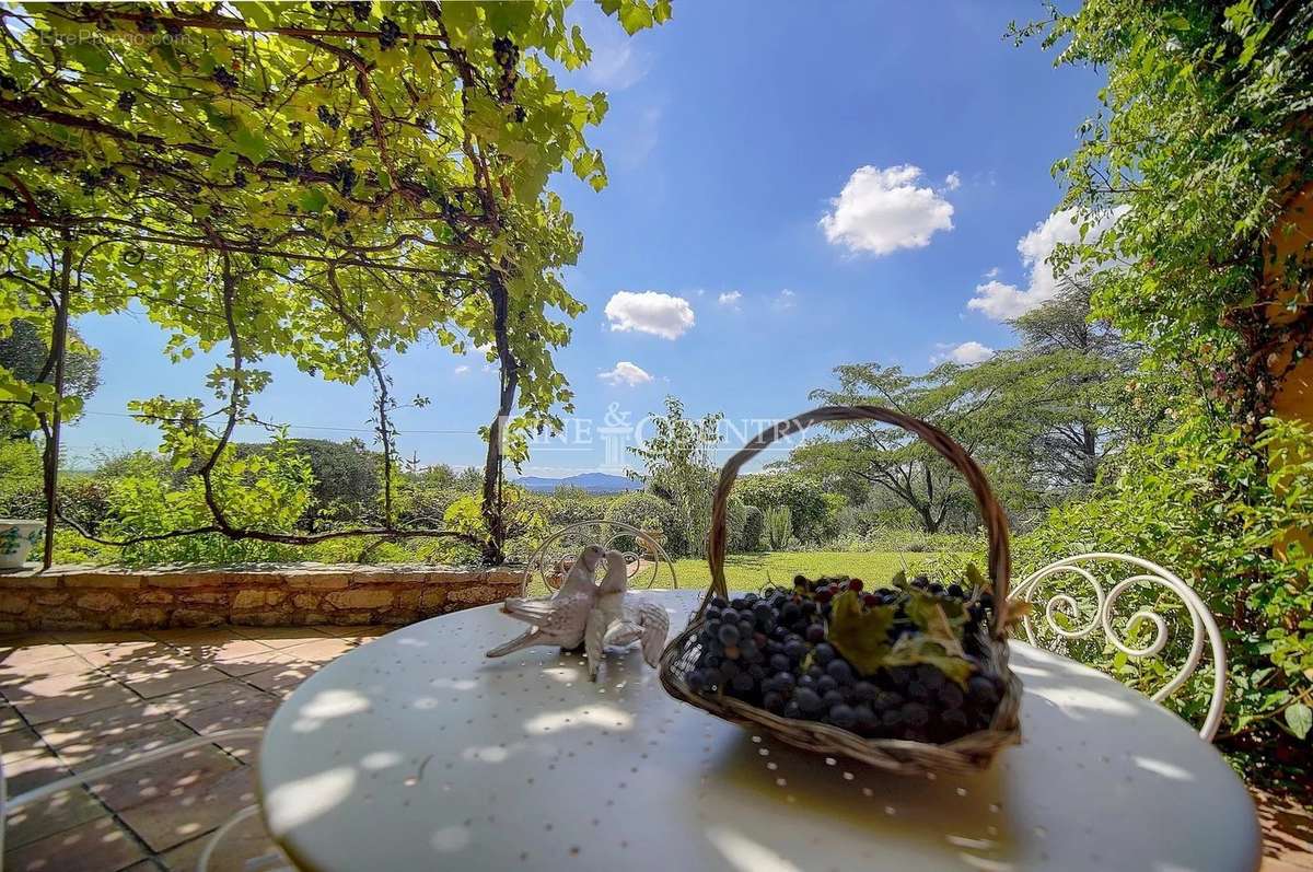 Maison à CHATEAUNEUF-GRASSE