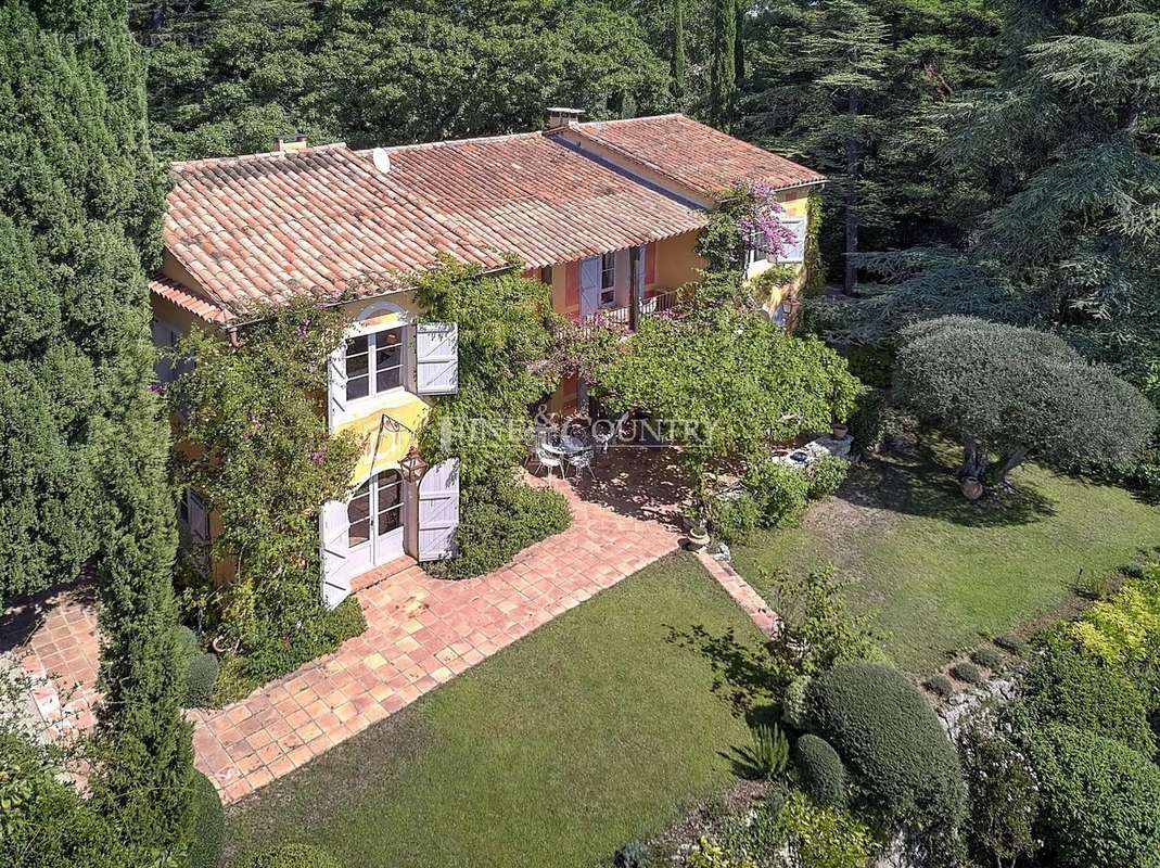 Maison à CHATEAUNEUF-GRASSE