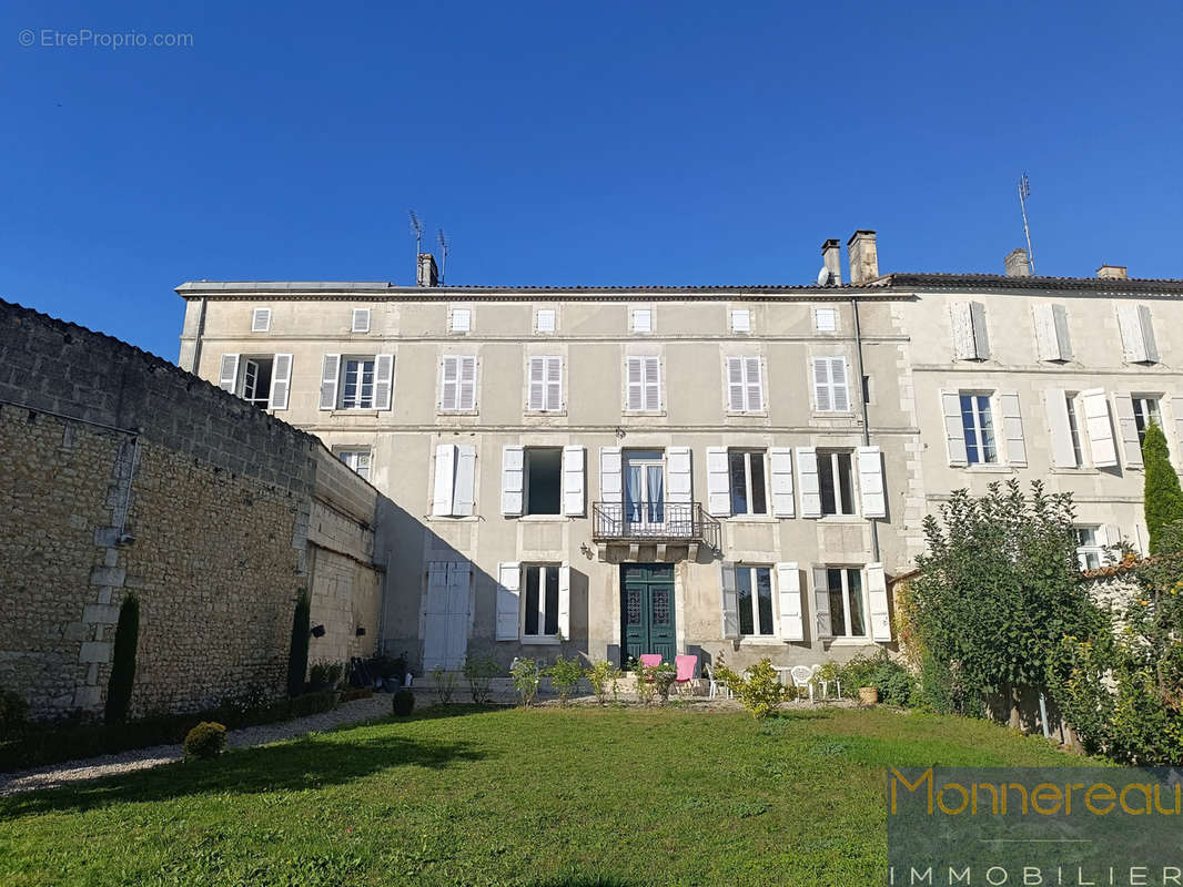 Maison à BARBEZIEUX-SAINT-HILAIRE