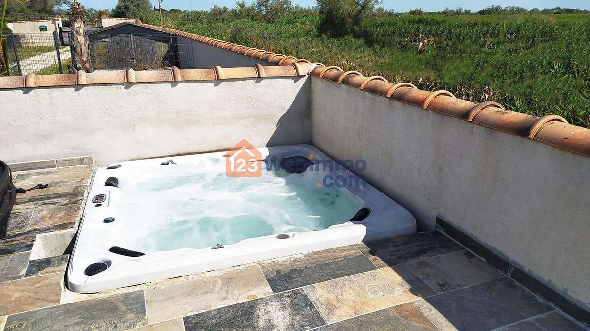 ...et son jacuzzi balnéo en coque rigide... - Maison à SAINTES-MARIES-DE-LA-MER