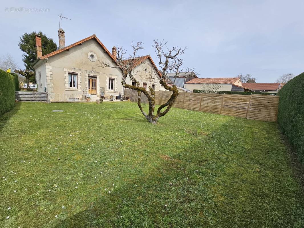 Maison à SALIGNAC-EYVIGUES