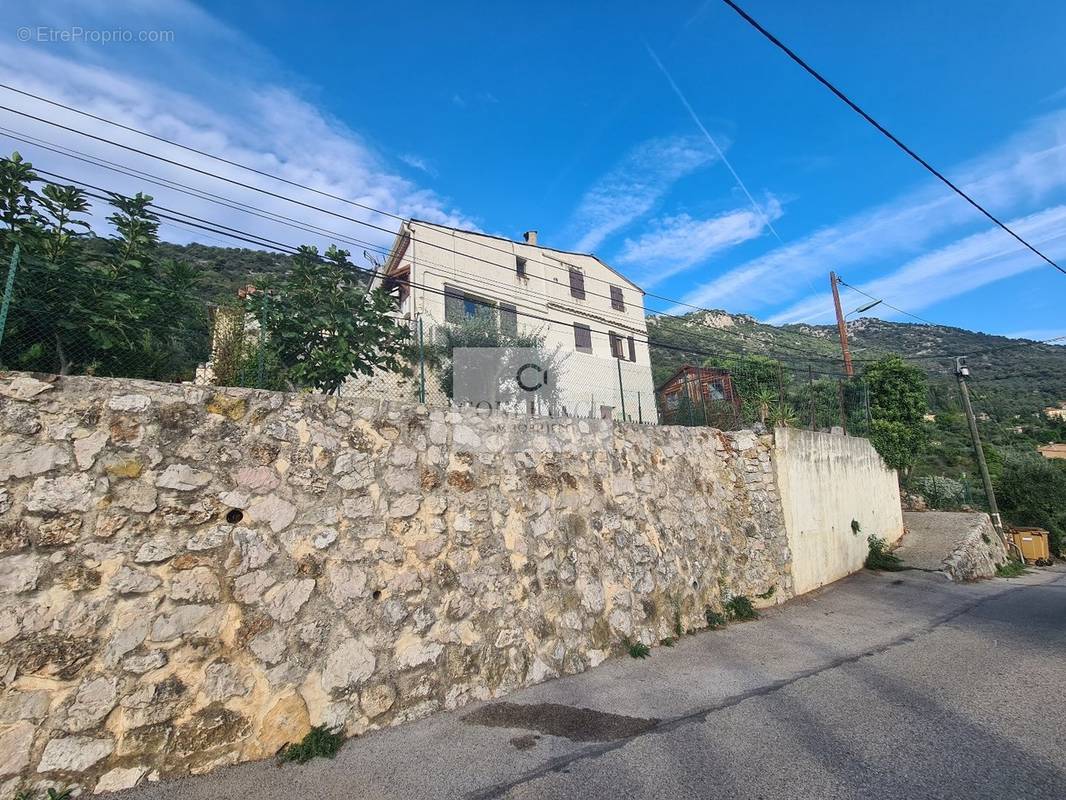 Maison à CHATEAUNEUF-VILLEVIEILLE