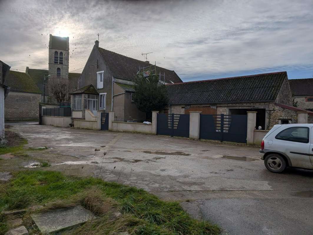 Maison à LA CHAPELLE-LA-REINE