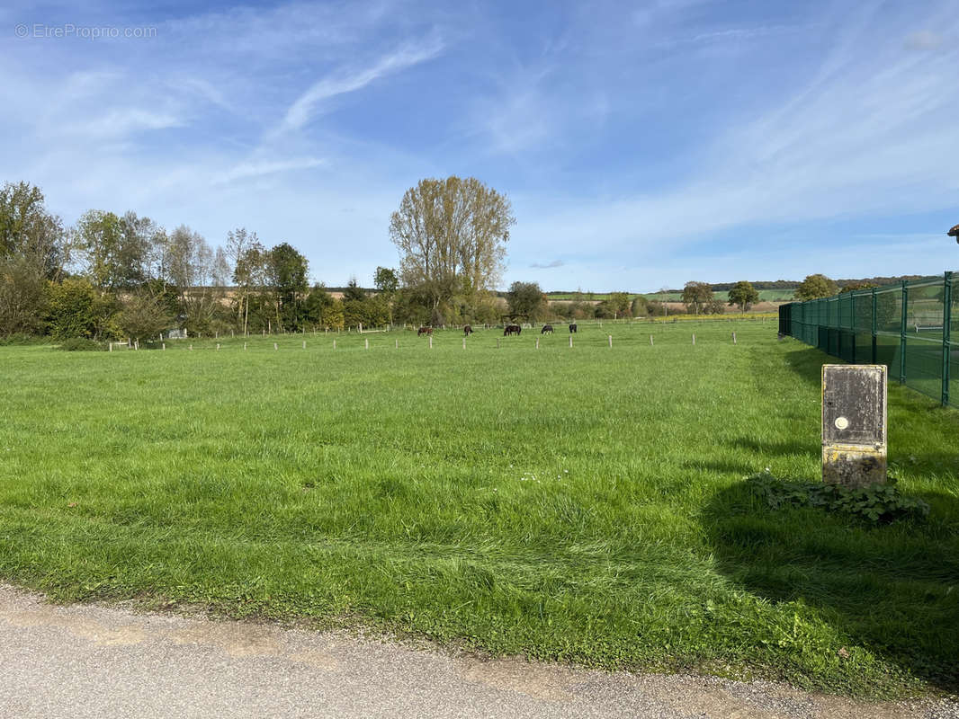 Terrain à LACROIX-SUR-MEUSE