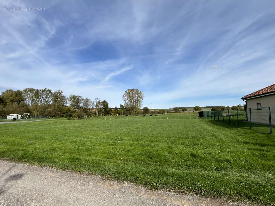 Terrain à LACROIX-SUR-MEUSE