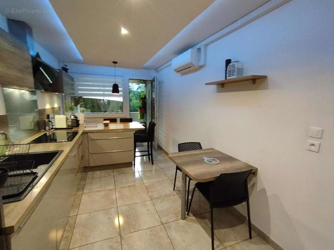   - Appartement à GRENOBLE