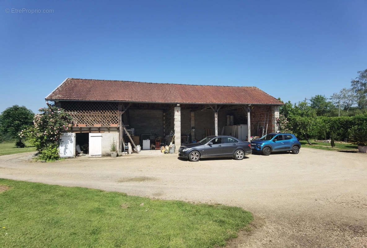 Hangar ouvert - Maison à EXCIDEUIL