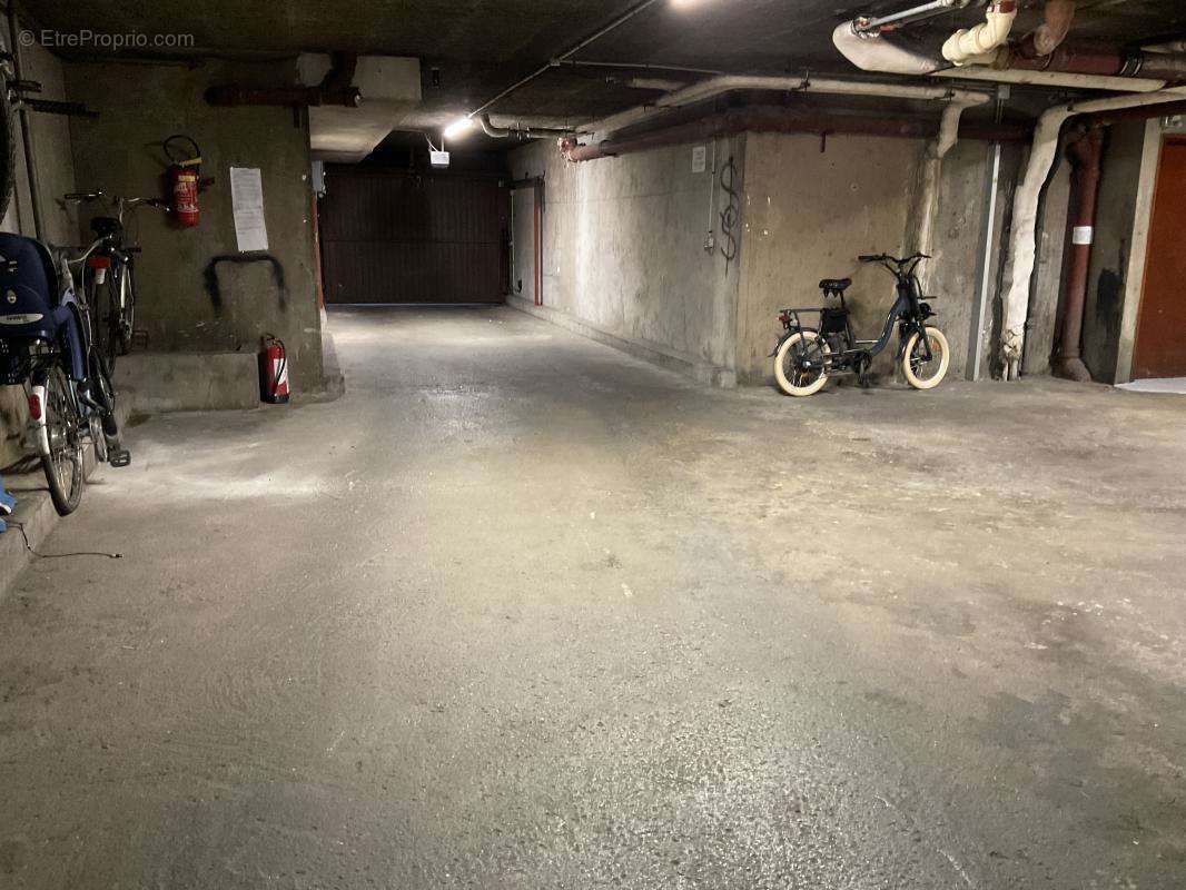 Parking à PARIS-18E