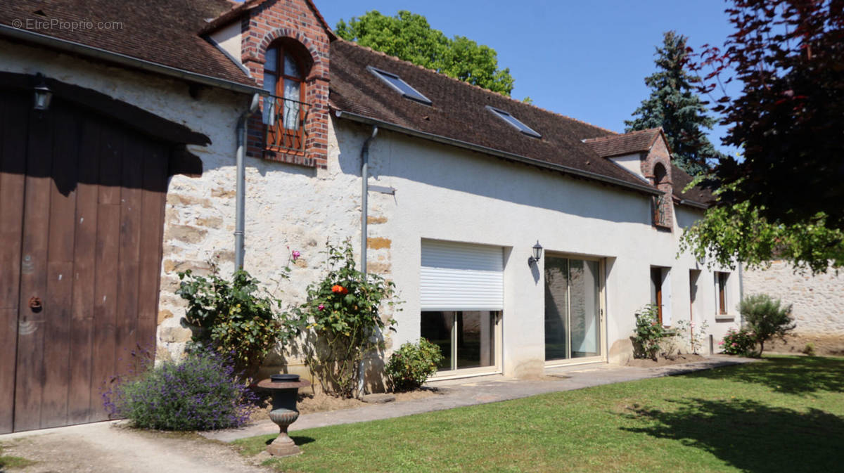 Maison à LES ORMES-SUR-VOULZIE