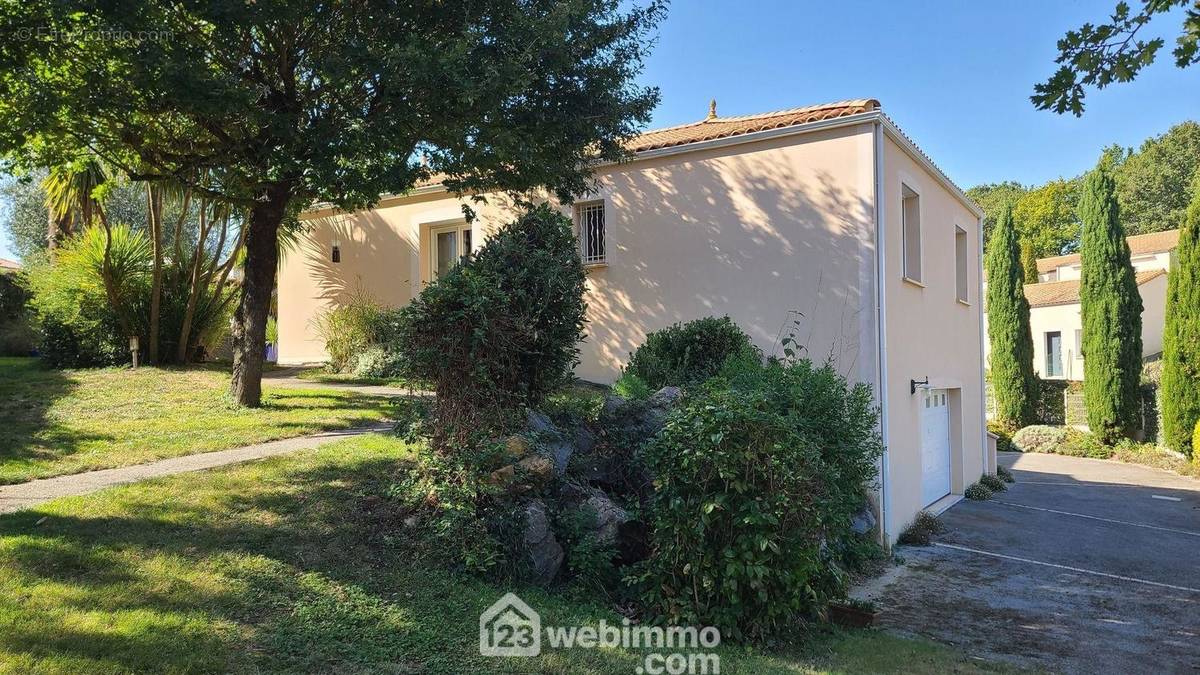 Façade Est avec jardin et entrée de garage - Maison à TALMONT-SAINT-HILAIRE