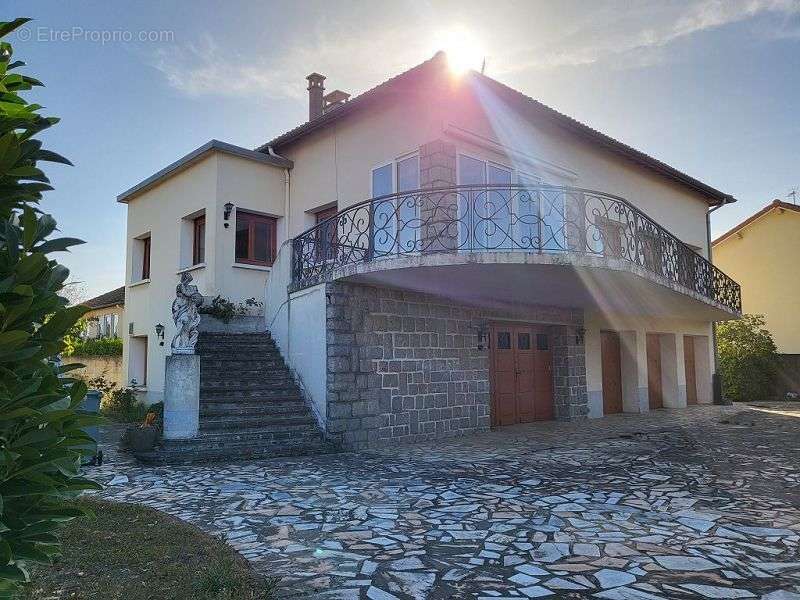 Maison à MONTROND-LES-BAINS