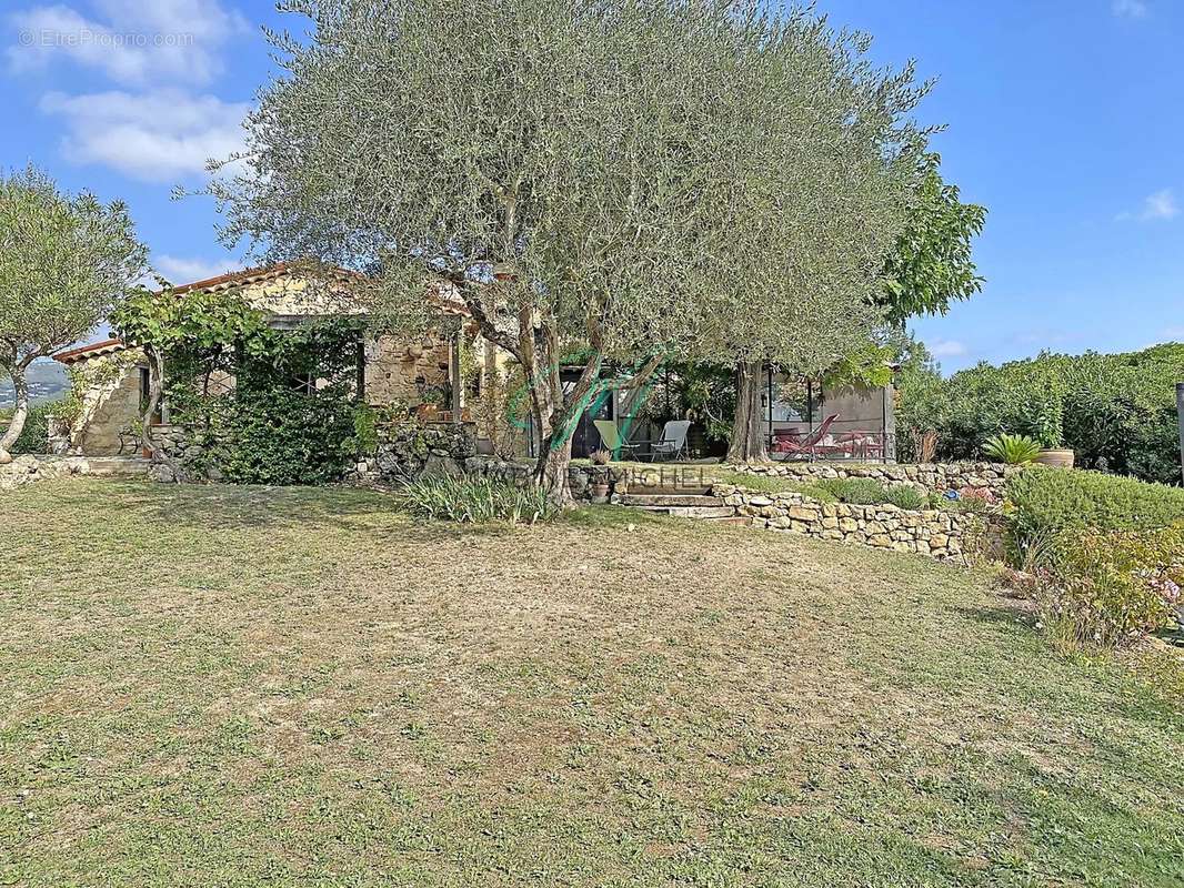 Maison à CHATEAUNEUF-GRASSE