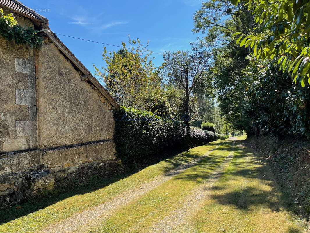 Propriété - Chemin d&#039;accès - Maison à LA DOUZE