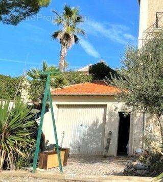 La villa possède un garage de 40m2 et un appartement indépendant en rez-de-jardin - Maison à SAINTE-MAXIME