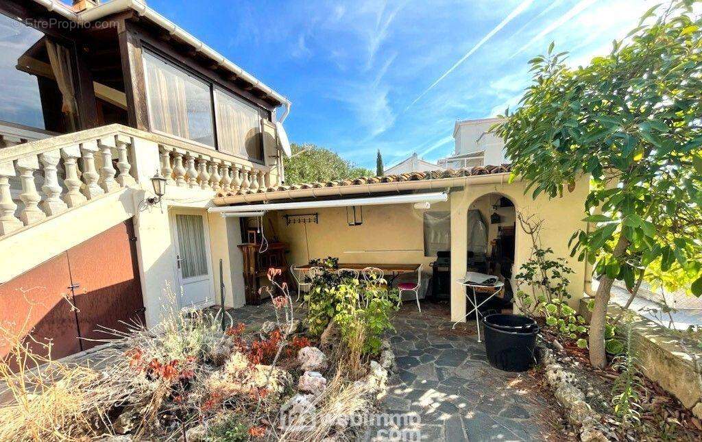 Rez de jardin aménagé, avec dépendances et une partie appartement, terrasse - Maison à SAINTE-MAXIME