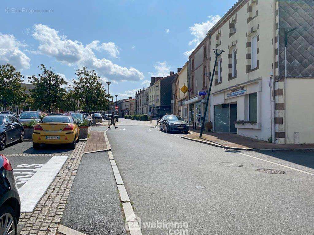 ...dans la rue principale... - Terrain à LA RENAUDIERE