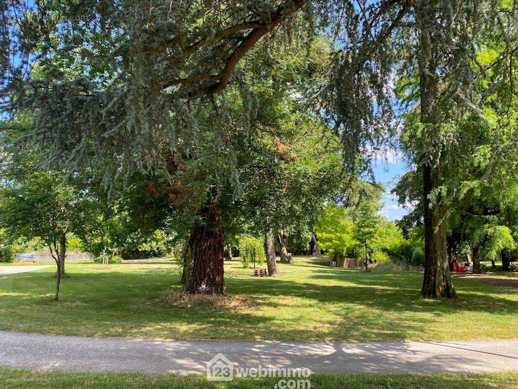 La commune est arborée avec des parcs et jardins publics... - Terrain à LA RENAUDIERE