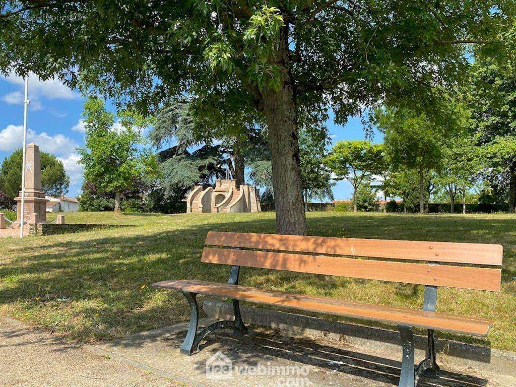 La commune est arborée avec des parcs et jardins publics... - Terrain à LA RENAUDIERE