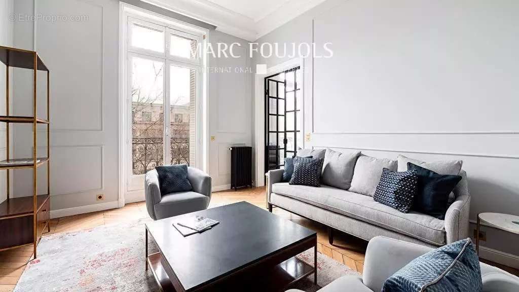 Appartement à PARIS-16E