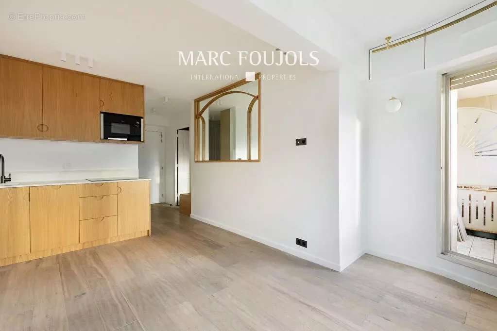 Appartement à PARIS-16E