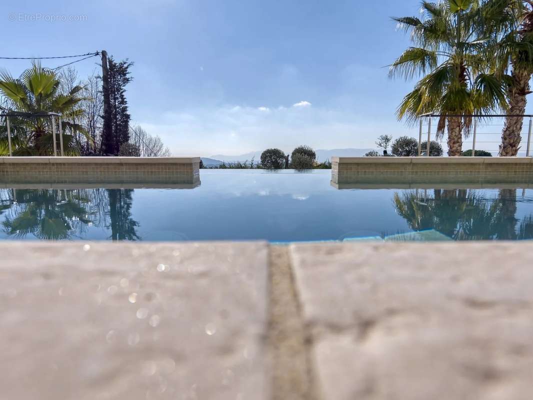 Maison à CHATEAUNEUF-GRASSE