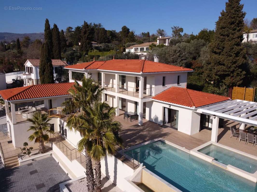 Maison à CHATEAUNEUF-GRASSE