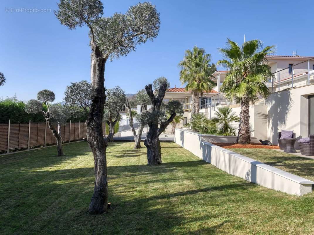 Maison à CHATEAUNEUF-GRASSE