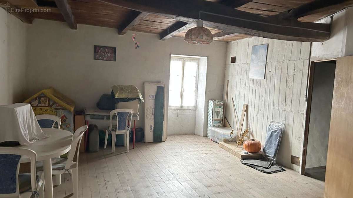 Chambre 1er - Maison à BLANZAY-SUR-BOUTONNE