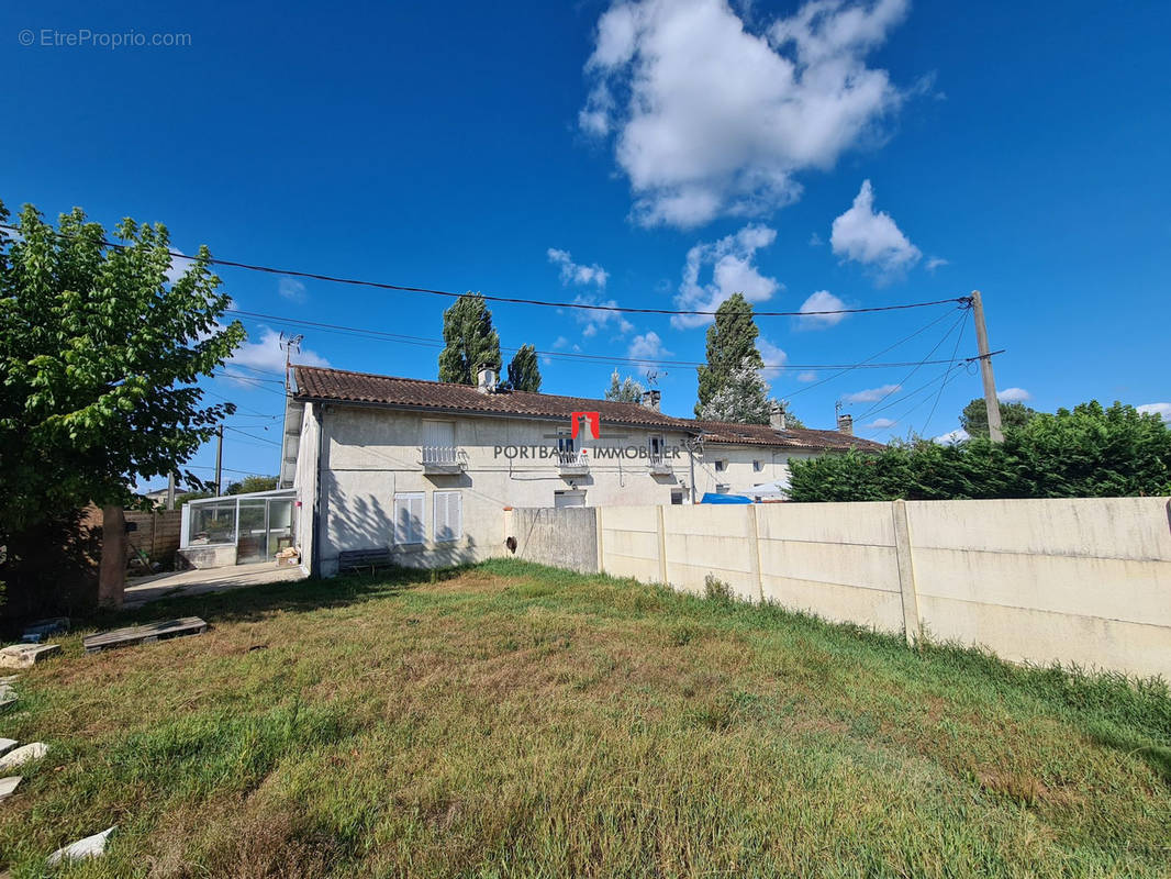 Appartement à SAINT-CHRISTOLY-DE-BLAYE